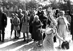 Lithuanians greeting the German invasion force